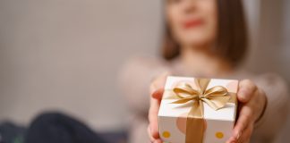 Brindes de fim de ano ajudam empresas a estreitar relações com clientes Brindes de fim de ano ajudam empresas a estreitar relações com clientes