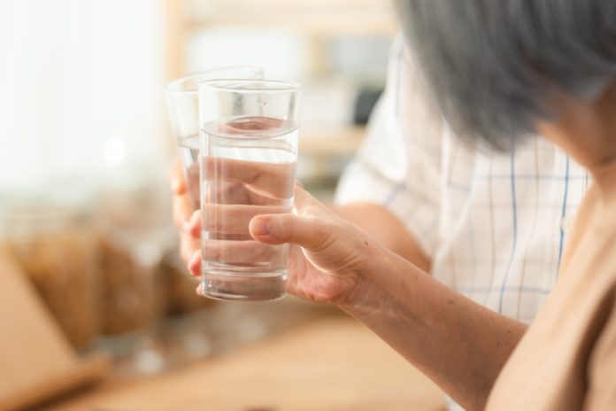 Especialista alerta sobre riscos de desidratação em idosos Especialista alerta sobre riscos de desidratação em idosos