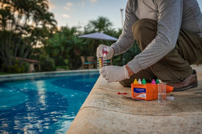 Bactéria 'comedora de carne' contamina atletas em piscina Bactéria 'comedora de carne' contamina atletas em piscina