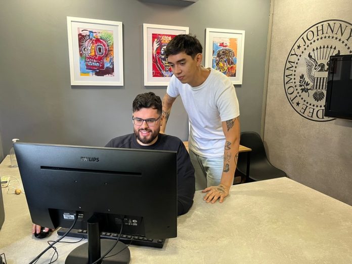 Jovens vêm desenvolvendo CRM integrado para rastrear leads Jovens vêm desenvolvendo CRM integrado para rastrear leads