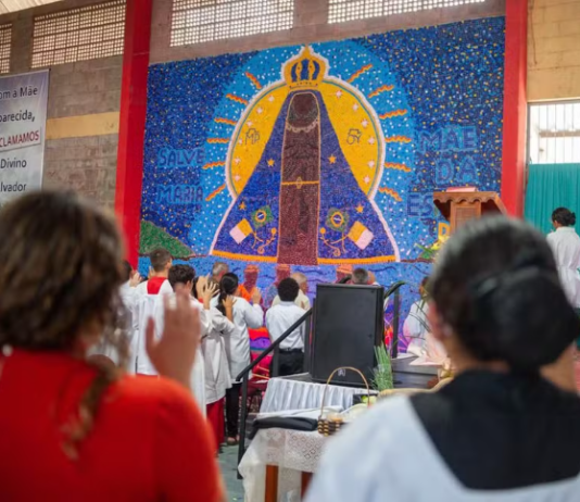 Noviço venezuelano faz mural com 60 mil tampinhas em homenagem a Nossa Senhora Aparecida em Conchas