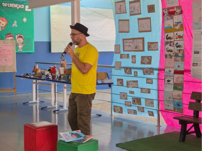 Autor leva o Projeto Douradinho a mil estudantes de Imbituba (SC) Autor leva o Projeto Douradinho a mil estudantes de Imbituba (SC)