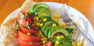 Veganismo visa excluir todas as formas de exploração contra os animais Veganismo visa excluir todas as formas de exploração contra os animais