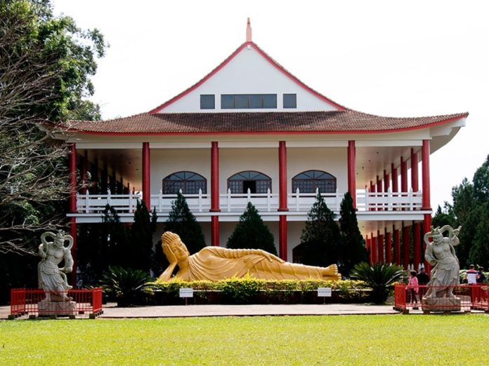 Templo Budista Chen Tien atrai turistas em Foz do Iguaçu