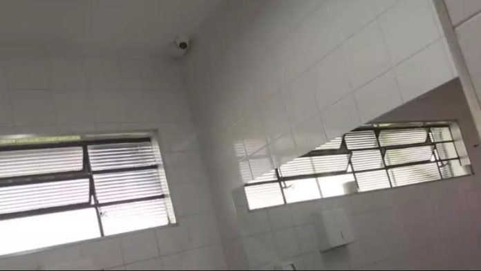 camera-banheiro-escola-botucatu-131125