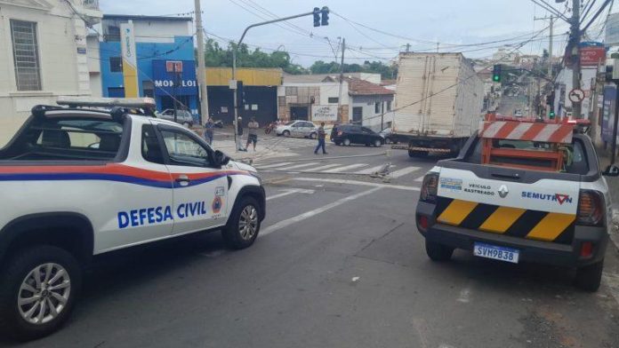 caminhao-enrosca-fio-botucatu-051125