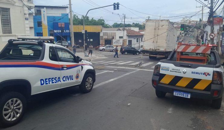 Caminhão enrosca em fiação e poste cai na Marechal Floriano Peixoto, em Botucatu