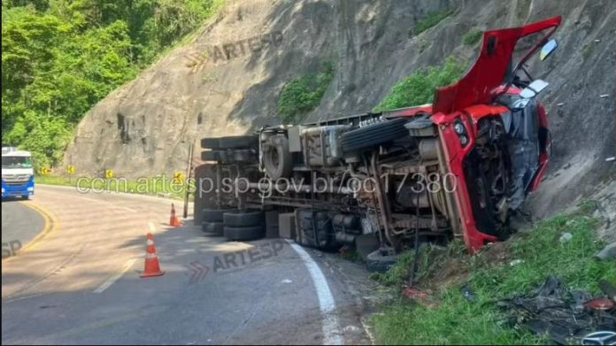 caminhao-tomba-serra-botucatu-281125