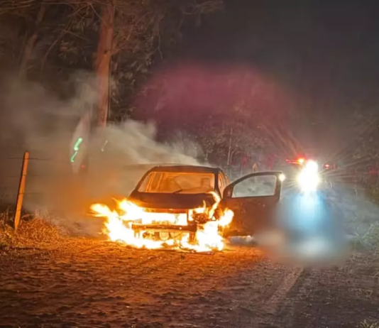 Motorista de aplicativo é morto a tiros e tem corpo parcialmente queimado em Conchas