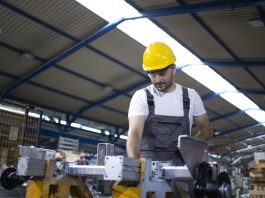 Manpower abre 42 vagas para operador(a) de produção em SP