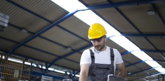 Manpower abre 42 vagas para operador(a) de produção em SP