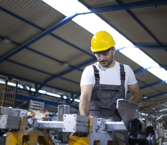 Manpower abre 42 vagas para operador(a) de produção em SP