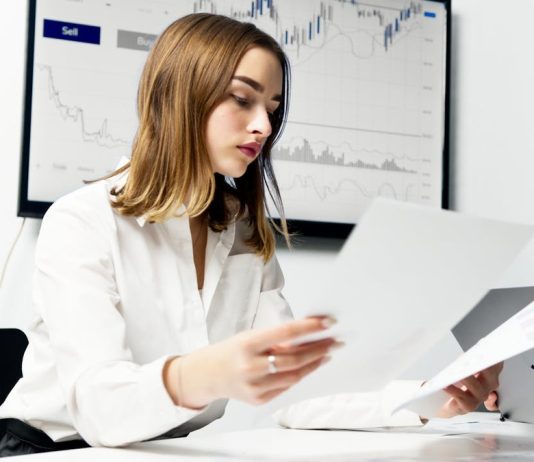 Mulheres ainda são minoria entre investidores no Brasil