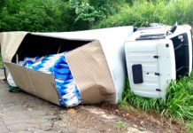 Carga com destino a Botucatu fica espalhada após caminhão perder freio na serra