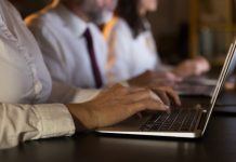 Mercado de trabalho amplia vagas com desemprego em baixa