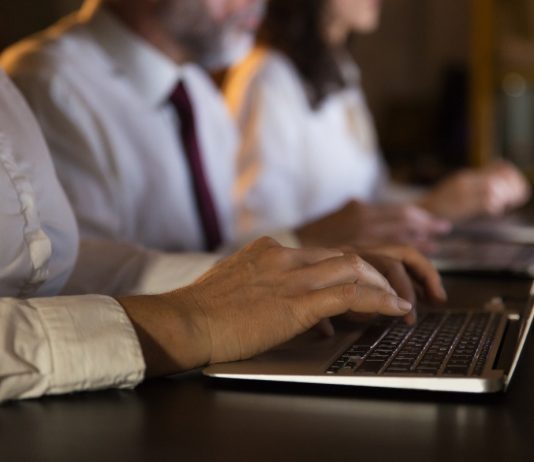 Mercado de trabalho amplia vagas com desemprego em baixa