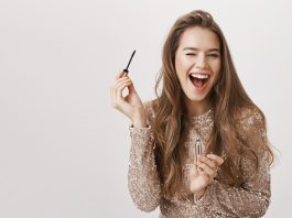 Tons frios e brilho guiam as maquiagens de fim de ano