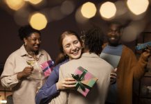 Amigo oculto movimenta busca por presentes práticos e acessíveis