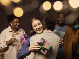 Amigo oculto movimenta busca por presentes práticos e acessíveis