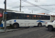Colisão entre ônibus e carro deixa danos em residência na Cohab 1, em Botucatu