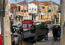 Carro capota na Avenida Floriano Peixoto e mobiliza o SAMU em Botucatu