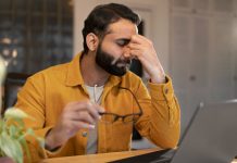 Moscas volantes demandam avaliação para descartar alterações Moscas volantes demandam avaliação para descartar alterações