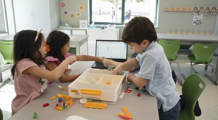 LEGO® Education amplia ensino de computação e IA nas escolas LEGO® Education amplia ensino de computação e IA nas escolas