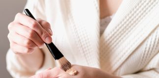 Como a maquiagem pode auxiliar os cuidados com a pele a longo prazo