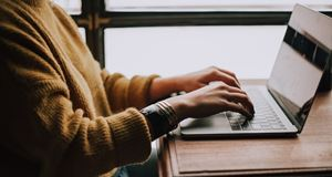 Jovem de 18 anos fatura US$ 1,4 milhão por mês com app de IA