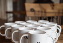 Canecas personalizadas são opção para presentes corporativos