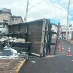 Caminhão com carga de mármore tomba durante manobra próximo da Estação Ferroviária