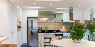 Cozinha integrada às áreas sociais cresce em reformas no BR