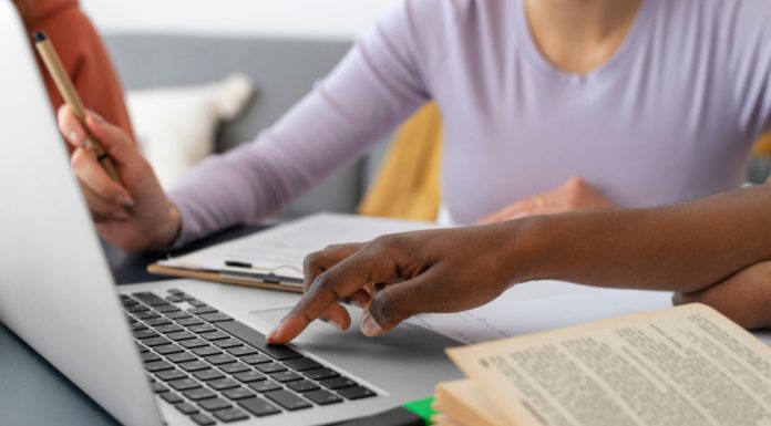 Pesquisa da Pearson liga aprendizado à produtividade da IA