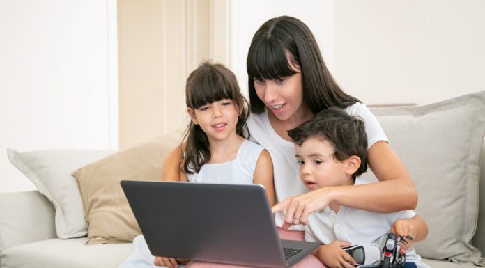 Assistentes virtuais ampliam cuidado infantil com tecnologia