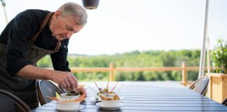 Bares e restaurantes ampliam contratações de pessoas 50+