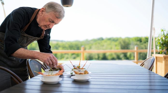 Bares e restaurantes ampliam contratações de pessoas 50+