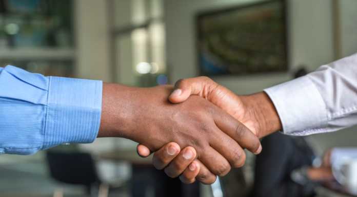 Plataforma monday.com amplia programa de parceiros com IA