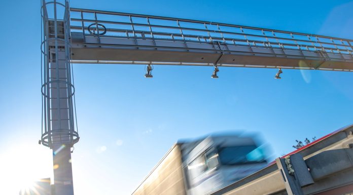 Pagamento de vale-pedágio por leitura de placa chega ao transporte de cargas