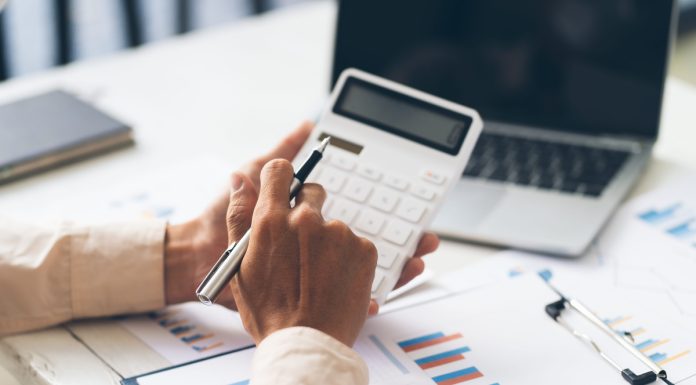 Empresas ajustam regime tributário para otimizar lucros