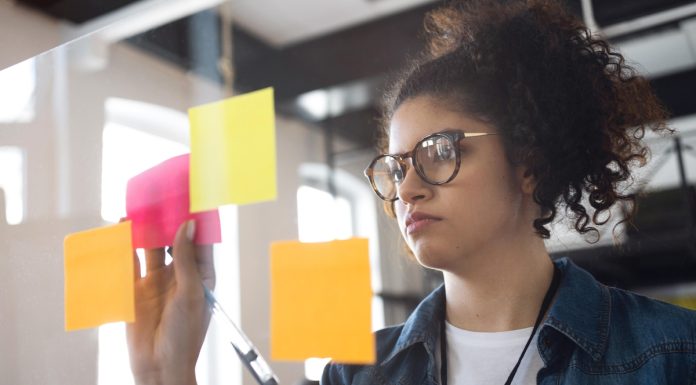 Compras antecipadas de brindes evitam atrasos e taxas de urgência Compras antecipadas de brindes evitam atrasos e taxas de urgência