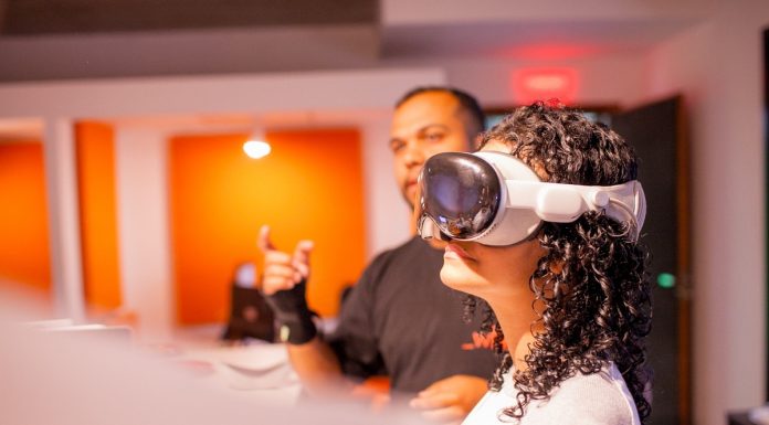 Vozes Futuras capacita mil jovens em habilidades digitais Vozes Futuras capacita mil jovens em habilidades digitais