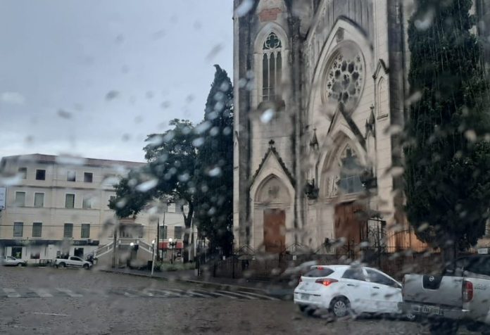 chuva-catedral-botucatu-010226