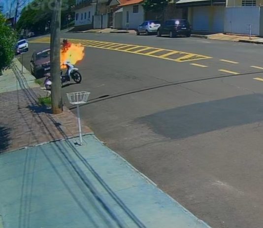 Homem ateia fogo em carro após discussão por dívida em Botucatu