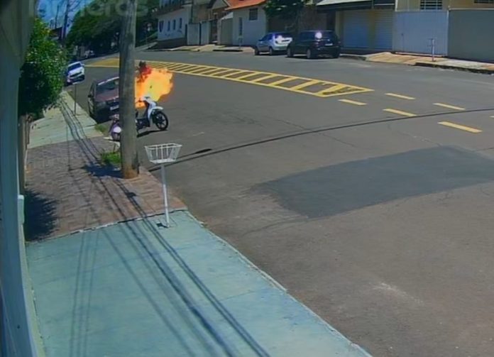 homem-fogo-carro-botucatu-170226