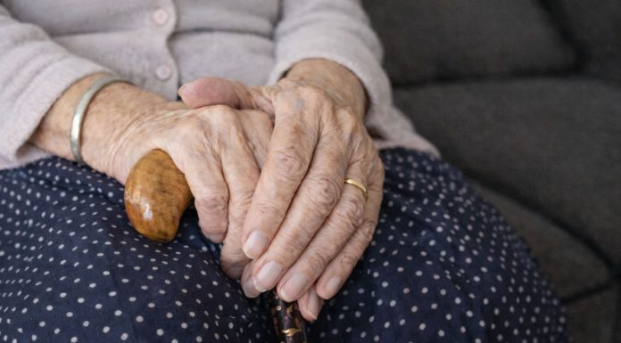Brasil entra na era da quarta idade e desafia famílias