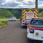 Mulher é socorrida após carro cair em área da Estrada da Bocaina, em Botucatu
