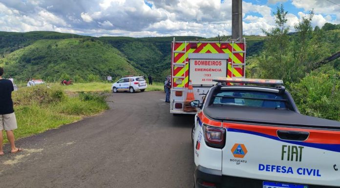 Mulher é socorrida após carro cair em área da Estrada da Bocaina, em Botucatu