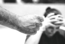 Idoso agride companheira com gaiola e termina preso por violência doméstica em Botucatu