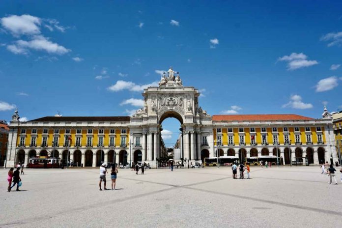 Brasileiros lideram compra de imóveis de luxo em Portugal Brasileiros lideram compra de imóveis de luxo em Portugal