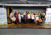 Aos 94 anos, idosa lança livro após experiência com IA e VR